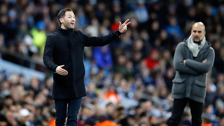 Domenico Tedesco neben Pep Guardiola (r.). Foto: Ina Fassbender/dpa