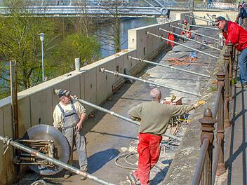 Mit einer großen Säge entfernten Arbeiter 2007 die nagelneuen Betonrampen am Kanal an der Luitpoldbrücke. Foto: Ronald Rinklef