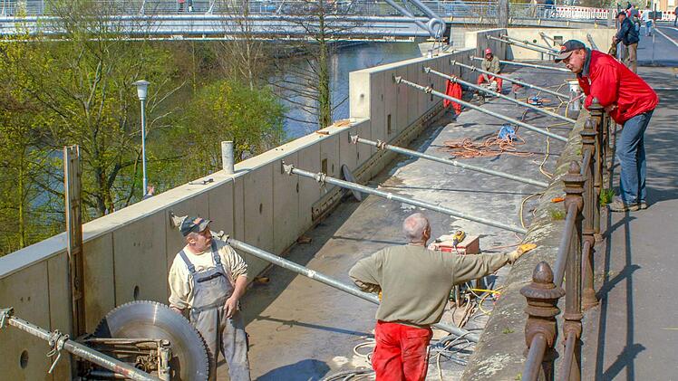 Mit einer großen Säge entfernten Arbeiter 2007 die nagelneuen Betonrampen am Kanal an der Luitpoldbrücke. Foto: Ronald Rinklef