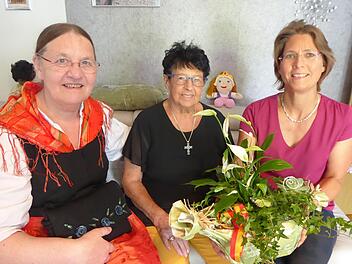 Vizelandrätin Barbara Poneleit (l.) in der Igensdorfer Tracht und Bürgermeisterin Annette Prechtel gratulieren der Jubilarin Mathilde Serra.