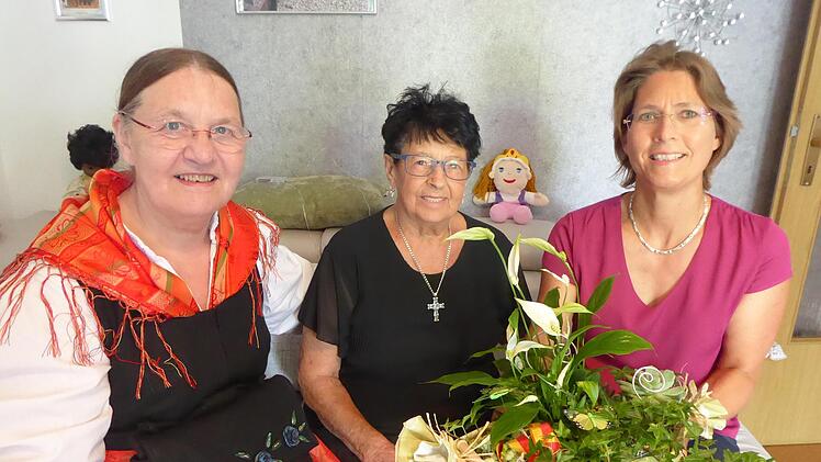 Vizelandrätin Barbara Poneleit (l.) in der Igensdorfer Tracht und Bürgermeisterin Annette Prechtel gratulieren der Jubilarin Mathilde Serra.