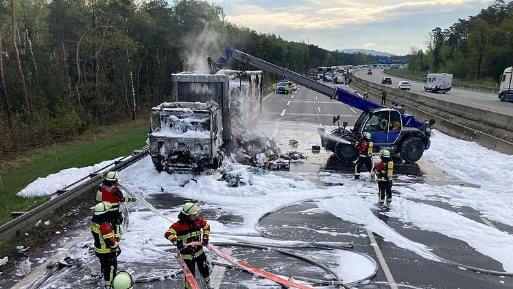 LKW fängt Flammen auf A3 - kilometerlanger Stau