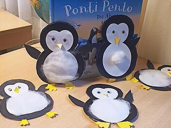 Das Foto zeigt einige der gebastelten Pinguine.