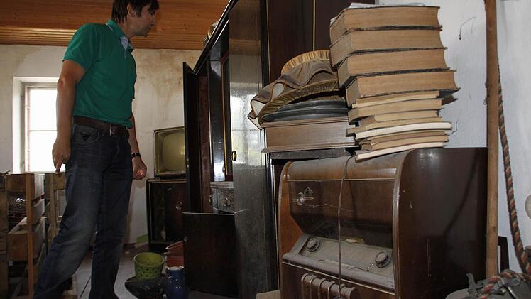 Wo die Zeit stehen geblieben zu sein scheint: Thomas Korneli zwischen Röhren-Radios und alten Büchern in der Endres-Villa.