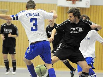 Mehr Kampf als Kunst boten die Akteure in der Schlossberghalle. Unser Szenenbild zeigt das Duell zwischen dem Nüdlinger Ralph Katholing und dem Kapitän der DJK Salz, Alexander Reußenzehn.