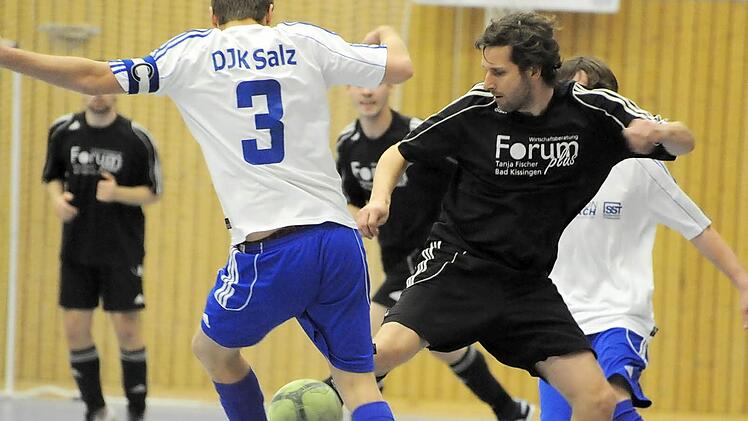Mehr Kampf als Kunst boten die Akteure in der Schlossberghalle. Unser Szenenbild zeigt das Duell zwischen dem Nüdlinger Ralph Katholing und dem Kapitän der DJK Salz, Alexander Reußenzehn.