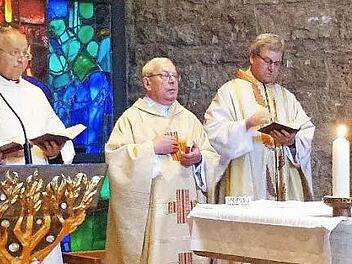 Andacht: Ein feierliches Messamt zelebrierte Pfarrer Wladylaw Dymny (Mitte) mit seinen Mitbrüdern und Monsignore Edgar Hagel (Zweiter von rechts) aus Anlass seines 80. Geburtstags in der Hauskapelle des Alten- und Pflegeheims in Burgkunstadt. Foto: Ingrid Kohles