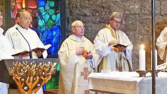 Andacht: Ein feierliches Messamt zelebrierte Pfarrer Wladylaw Dymny (Mitte) mit seinen Mitbrüdern und Monsignore Edgar Hagel (Zweiter von rechts) aus Anlass seines 80. Geburtstags in der Hauskapelle des Alten- und Pflegeheims in Burgkunstadt. Foto: Ingrid Kohles