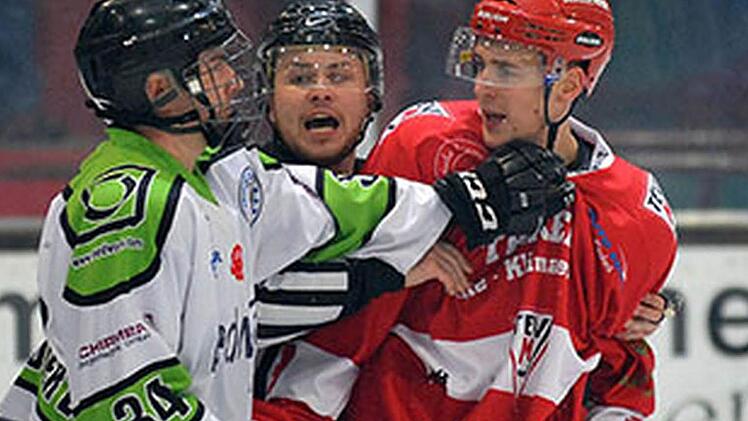 Thilo Grau (links) war in die Tumulte der Schlussminuten verwickelt und fing sich wie drei weitere Spieler eine zehnminütige Disziplinarstrafe ein. Foto: Picturedreams