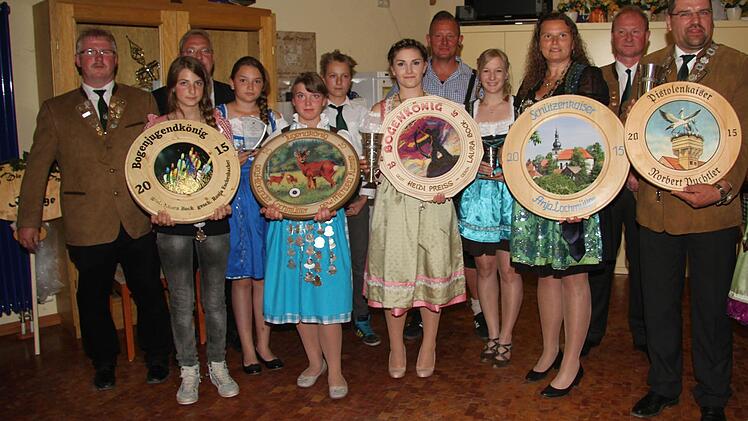 Gekrönte Häupter bei "Die Alten Treuen" Neudrossenfeld: Bogenjugendkönigin Ronja Eschenbacher, Jugendkönigin Luftgewehr Michaela Kummer, Bogenkönigin Laura Bock, Schützenkaiserin Anja Lochmüller (Luftgewehr) und Schützenkaiser Norbert Puchtler (Luftpistole) mit ihren Adjudanten sowie Schützenmeister Jürgen Küfner (links), Bürgermeister Harald Hübner (Zweiter von links) und Vorsitzenden Rudi Bock (Dritter von rechts) Foto: Adam