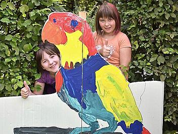 Jasmin Gardner und Laura Colaiocca (rechts) haben im Ahorner Jugendhaus "Schlupfwinkel" tolle Sommerferien zu dem Thema "Dschungel" erlebt - allerlei exotische Tiere gehörten dazu. Foto: Gabi Arnold