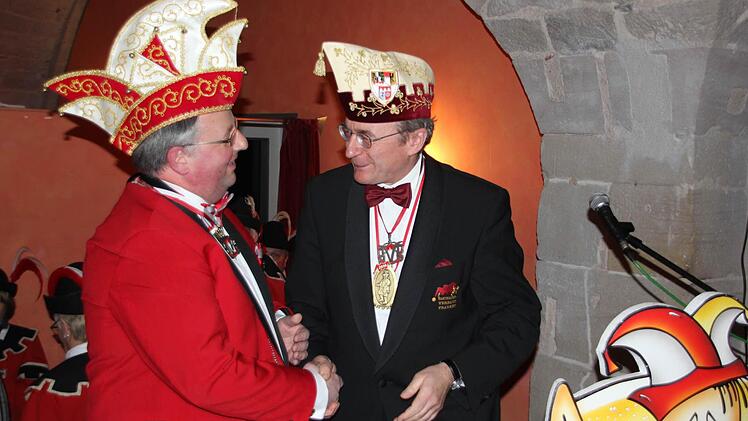 Wieland Beierkuhnlein (rechts) vom Fastnachtsverband Franken ehrte Matthias Simon. Foto: Friedwald Schedel