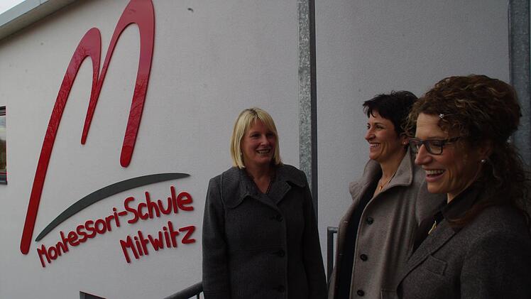 Die Elternbeiratsvorsitzende Susanne Urban (l.) sowie die Eltern Karin Reinhardt (M.) und Katja Fischer hoffen, dass nach Mitwitz auch Kronach bald im Zeichen der Montessori-Schule steht. Dort soll eine Montessori-Fachoberschule entstehen und 2017 ihren Betrieb aufnehmen. Fotos: Marco Meißner