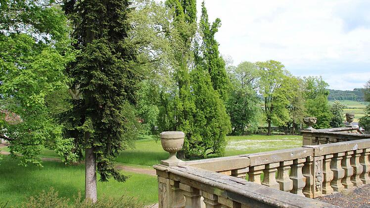 Blick von der Terrasse hinunter in die Parkanlage.