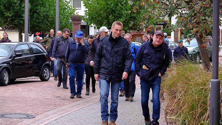 Der Euerdorfer Marktplatz war der Ausgangspunkt für einen mehrstündigen Grenzgang am Samstag. Foto: Gerd Schaar