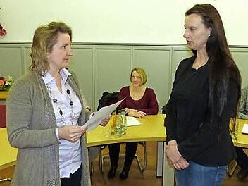 Bürgermeisterin Doris Leithner-Bisani (links) hat bei der Ludwigschorgaster Ratssitzung am Dienstagabend Daniela Wagner (rechts) als neues Marktgemeinderatsmitglied vereidigt. Foto: Klaus-Peter Wulf