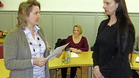 Bürgermeisterin Doris Leithner-Bisani (links) hat bei der Ludwigschorgaster Ratssitzung am Dienstagabend Daniela Wagner (rechts) als neues Marktgemeinderatsmitglied vereidigt. Foto: Klaus-Peter Wulf