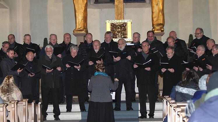 Der stimmgewaltige Männerchor unter seiner Dirigentin Regina Huber.Günther Geiling