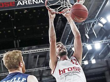 Dejan Musli schlie&szlig;t im Hinspiel gegen den Eisb&auml;ren-Center Geoffrey Groselle ab.  Foto: sportpress