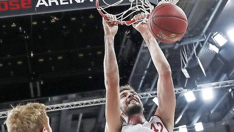 Dejan Musli schlie&szlig;t im Hinspiel gegen den Eisb&auml;ren-Center Geoffrey Groselle ab.  Foto: sportpress