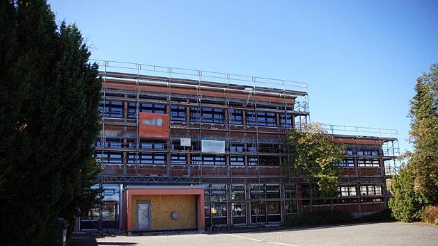 Neue Fenster, barrierefreie Zug&auml;nge, neue Eingangst&uuml;r - die derzeitigen Arbeiten an der Pater-Lunkenbein-Schule &auml;ndern nichts daran, dass an der Generalsanierung kein Weg vorbei f&uuml;hrt. Das Bild stammt vom September.Mario Deller