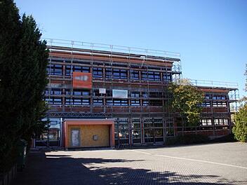 Neue Fenster, barrierefreie Zugänge, neue Eingangstür - die derzeitigen Arbeiten an der Pater-Lunkenbein-Schule ändern nichts daran, dass an der Generalsanierung kein Weg vorbei führt. Das Bild stammt vom September.Mario Deller