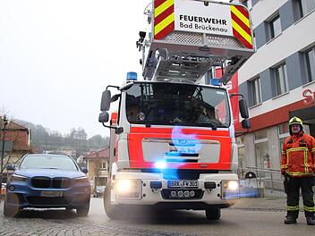 Ein gewohntes Bild: Häufig parken Fahrzeuge am Eingang in die Fußgängerzone gegenüber der Sparkasse. Foto: Ulrike Müller