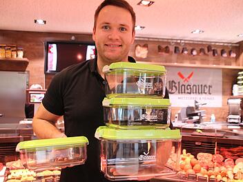 Dominik Glasauer präsentiert die neue ecoBox, die in vier verschiedenen Größen Verpackungsmüll beim Fleisch- und Wursteinkauf einsparen soll.: Heike Beudert