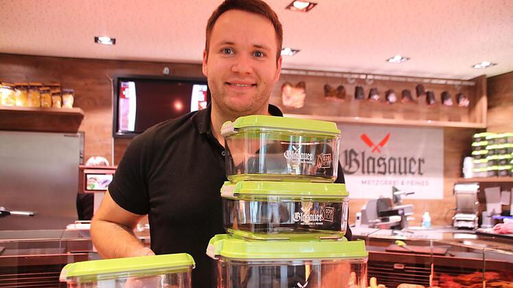 Dominik Glasauer präsentiert die neue ecoBox, die in vier verschiedenen Größen Verpackungsmüll beim Fleisch- und Wursteinkauf einsparen soll.: Heike Beudert