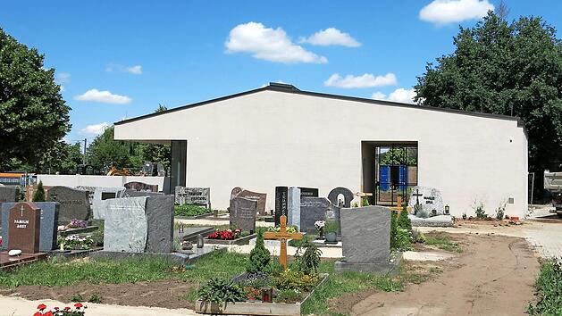 Der Friedhof in Poxdorf mit der Aussegnungshalle Foto: Dagmar Niemann