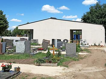 Der Friedhof in Poxdorf mit der Aussegnungshalle Foto: Dagmar Niemann