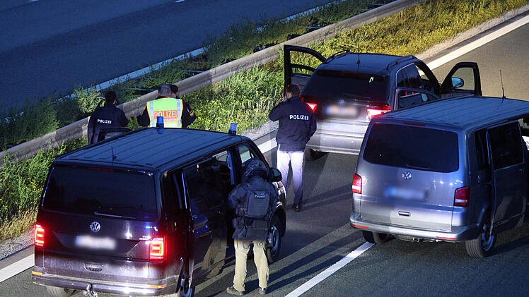 Mutma&szlig;lich bewaffneter Fahrgast in Reisebus: A 9 voll gesperrt