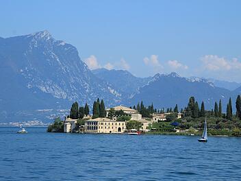 Der Gardasee in Italien ist ein beliebter Urlaubsort. Urlauber sollten jetzt aber auf neue Regeln achten, um kein Bußgeld zu riskieren