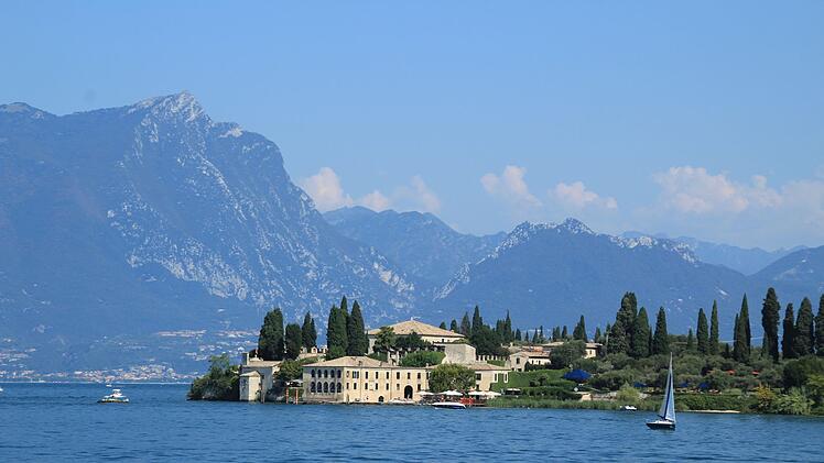 Der Gardasee in Italien ist ein beliebter Urlaubsort. Urlauber sollten jetzt aber auf neue Regeln achten, um kein Bußgeld zu riskieren