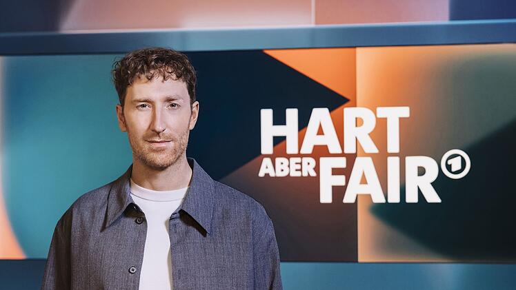 Louis Klamroth führt seit 2023 durch den ARD-Polit-Talk "Hart aber fair".