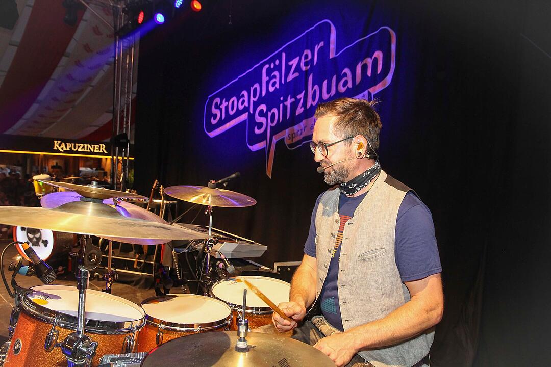 Die Stadlbesucher feierten mit den Stoapf&auml;lzer Spitzbuam.