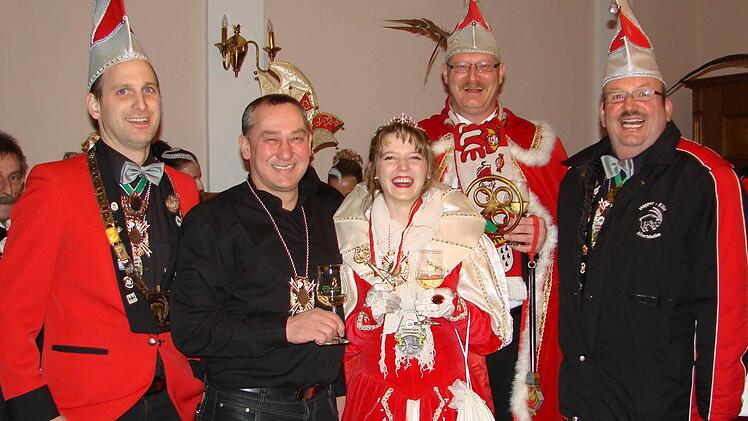 Die Schlüsselübergabe für die fünfte Jahreszeit ist gelungen - Sitzungspräsident Timo Gallena, Gesellschaftspräsident Elmar Gimperlein und das Prinzenpaar Cindy und Axel nehmen den Bürgermeister Horst Reuther in ihre Mitte - um ihn danach in die Burg des Höpper-Elfers abzuführen zu lassen.