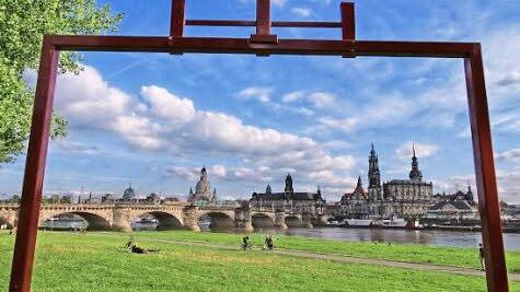Ein Kunstwerk als Rahmen für die Stadtansicht von Dresden - damit gewann Helmut Konrad den ersten Preis der "Deutschlandreise".