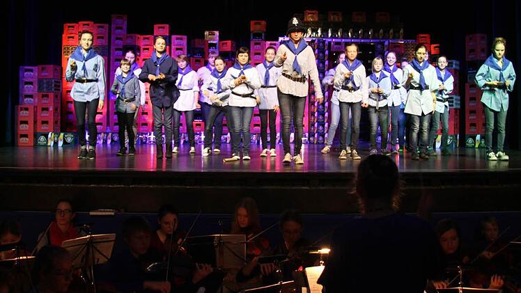 Der Aufmarsch der Polizisten im zweiten Akt sorgt für witzige Akzente. Foto: Sonja Adam