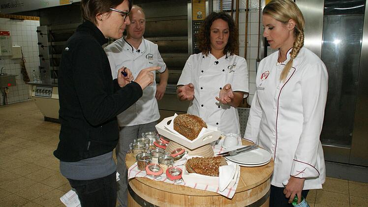 Ins Fachgespräch vertieft (von links): Redakteurin Anna Jung, Michael und Sandra Oppel und Jurorin Andrea Schirmaier-Huber. Foto: Sabine Weinbeer