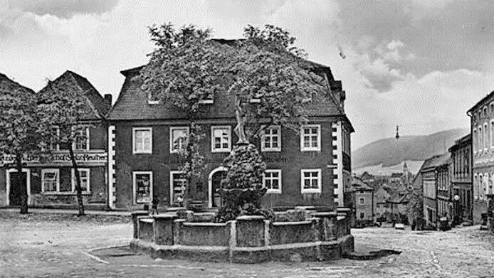 Links im Bild die Metzgerei und Bierwirtschaft Reuther im Jahre 1937 Repros: Sesselmann