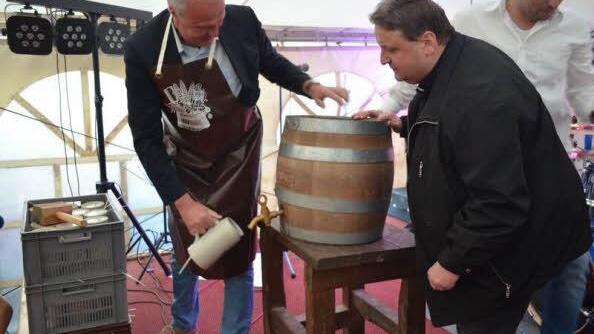 Bereits zum 20. Mal übernahm Gerald Brehm (l.) den Bieranstich bei seiner Heimatkerwa. Foto: Larissa Händel