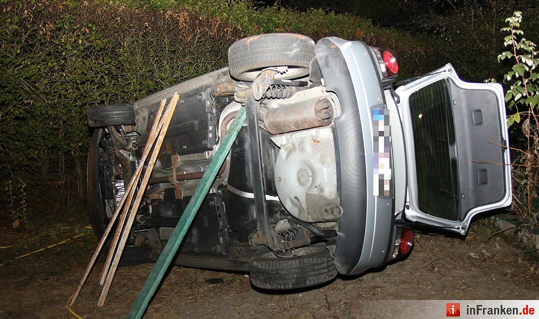 Kurioser Unfall: Auto crasht Grillfeier im Landkreis Coburg