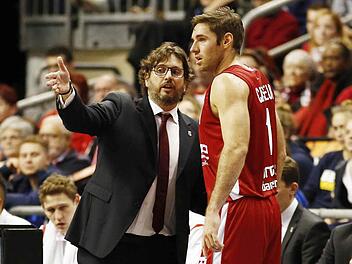 Brose-Coach Andrea Trinchieri gibt Fabien Causeur beim Spiel in Berlin Anweisungen. Foto: Daniel Löb