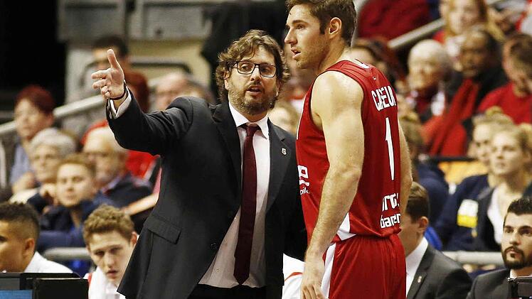 Brose-Coach Andrea Trinchieri gibt Fabien Causeur beim Spiel in Berlin Anweisungen. Foto: Daniel Löb