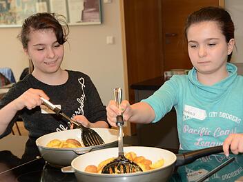 Antonia und Anastasia Schieber bewegen sich ganz souverän in der Mupäz-Lehrküche. Foto: Dagmar Besand