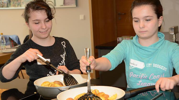 Antonia und Anastasia Schieber bewegen sich ganz souverän in der Mupäz-Lehrküche. Foto: Dagmar Besand