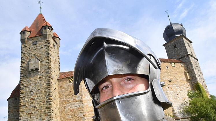 Der Ritter (Arne Koets) mit offenem Visier. Foto: Ronald Rinklef
