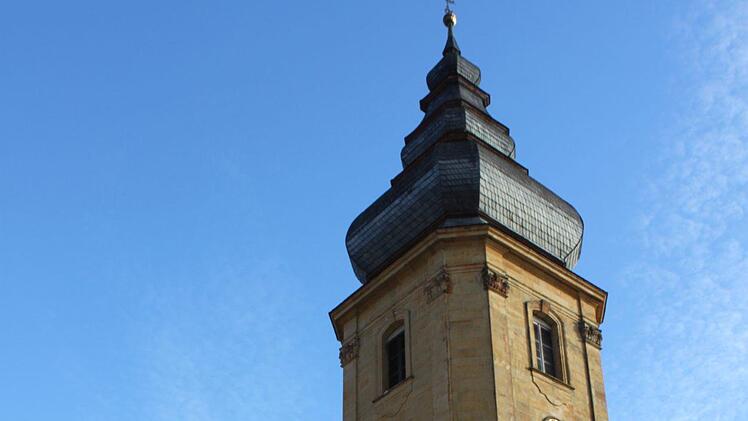 An der Fassade und am Kirchendach der Frauendorfer Pfarrkirche  sind Ausbesserungsarbeiten n&ouml;tig. In den Wintermonaten sch&uuml;tzen Holzplatten die Fassade vor Streusalz. Foto: Klemenz