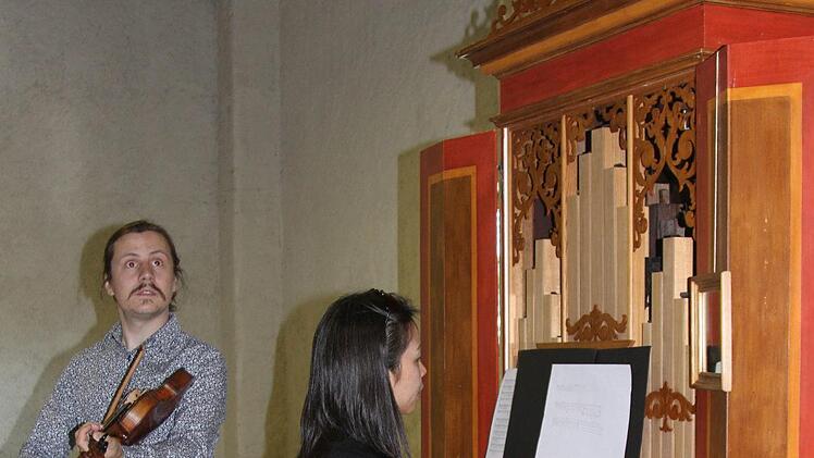 Aki Noda-Meurice an der Orgel und Felix Vera mit seiner GeigeGünther Geiling